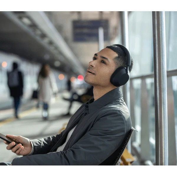 هدفون بیسیم سونی مدل WH-1000XM5 با نویز کنسلینگ فعال (ANC)، درگاه شارژ USB Type-C، دارای 4 میکروفون (های کپی)